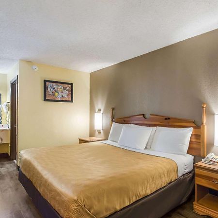 Econo Lodge Клинтън Екстериор снимка