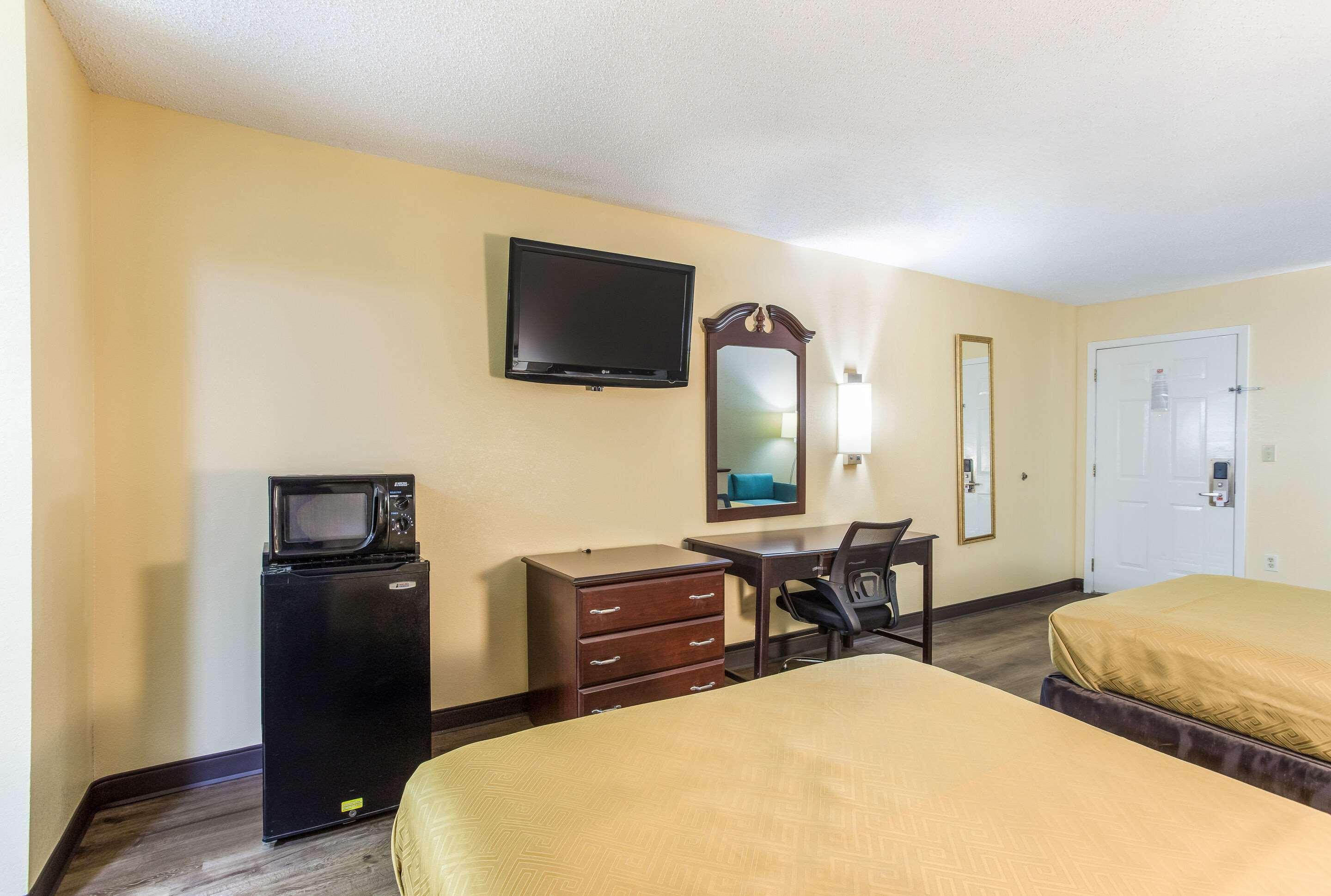 Econo Lodge Клинтън Екстериор снимка