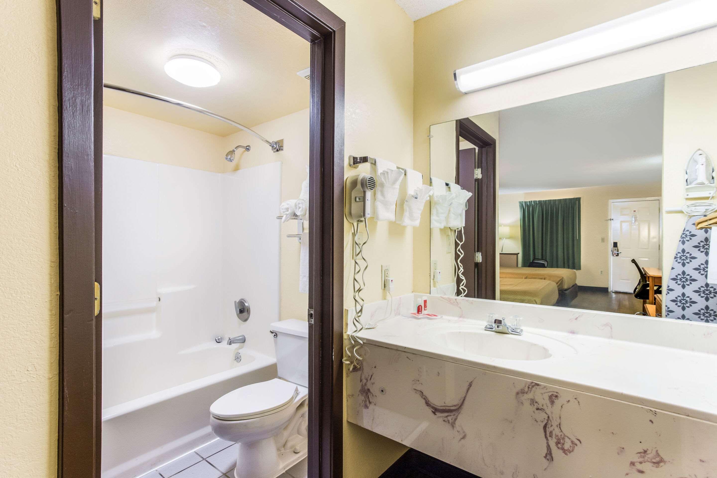 Econo Lodge Клинтън Екстериор снимка