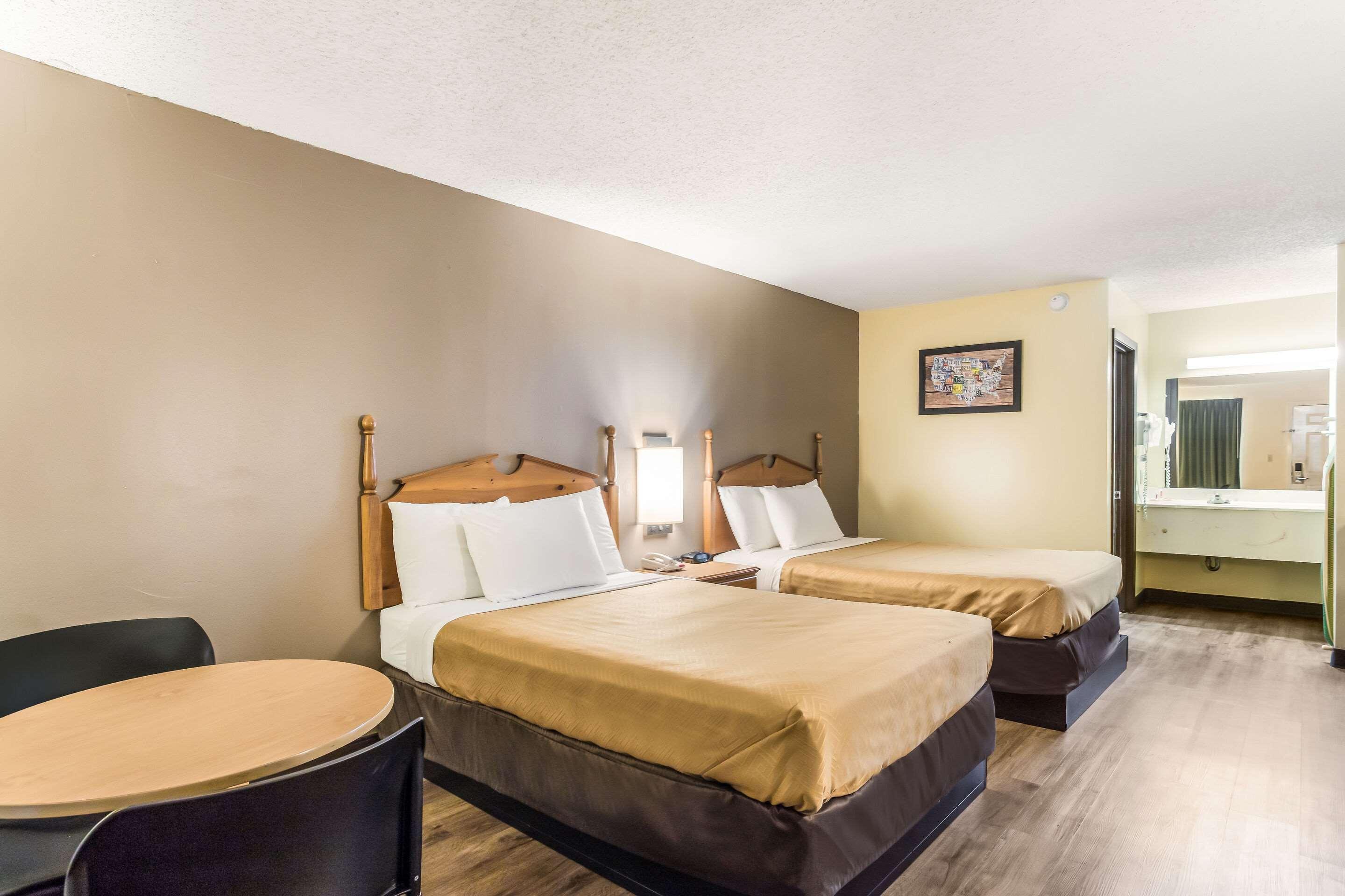 Econo Lodge Клинтън Екстериор снимка