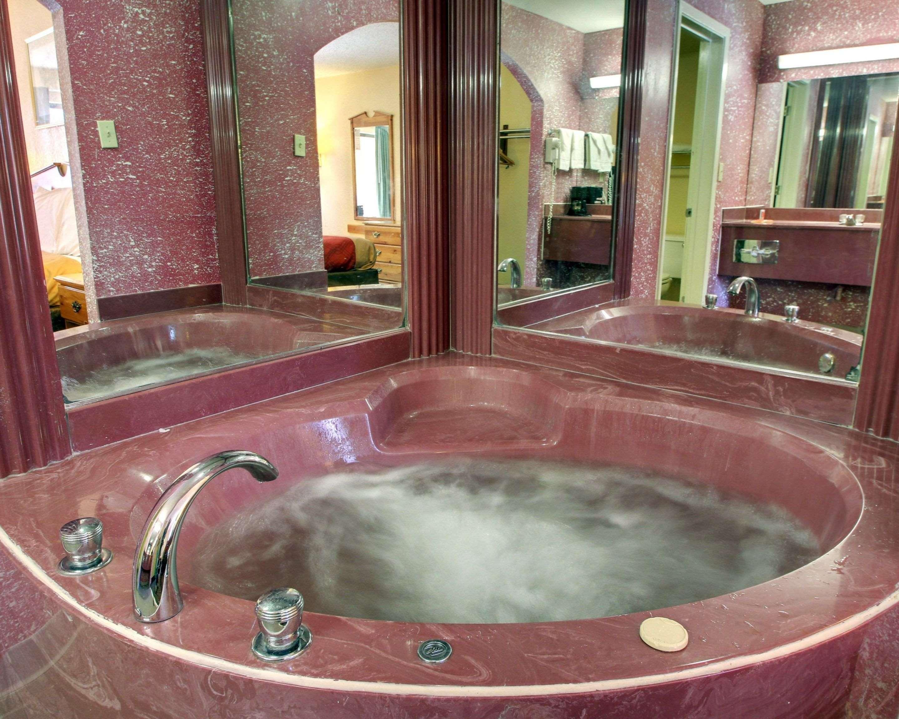 Econo Lodge Клинтън Екстериор снимка