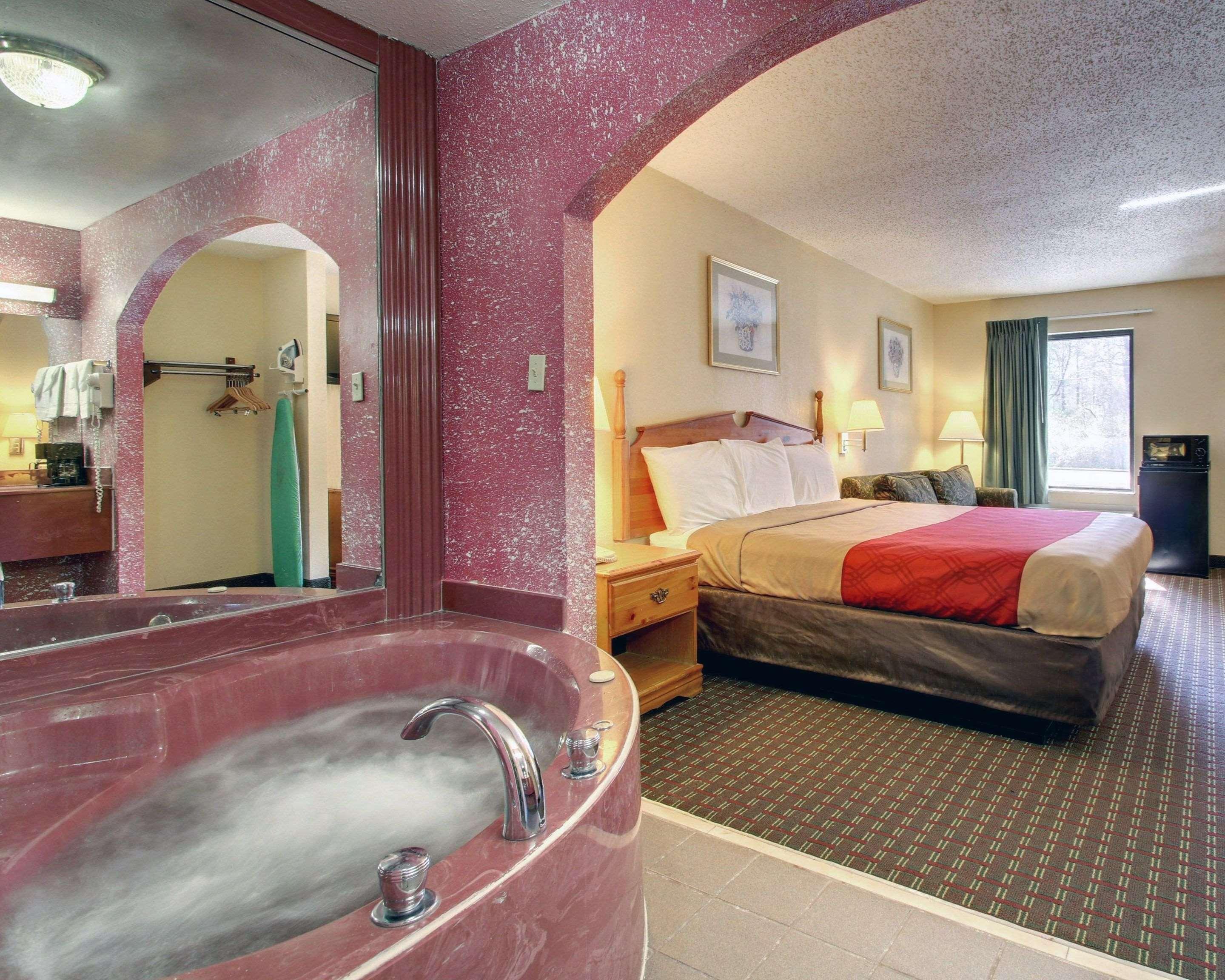 Econo Lodge Клинтън Екстериор снимка
