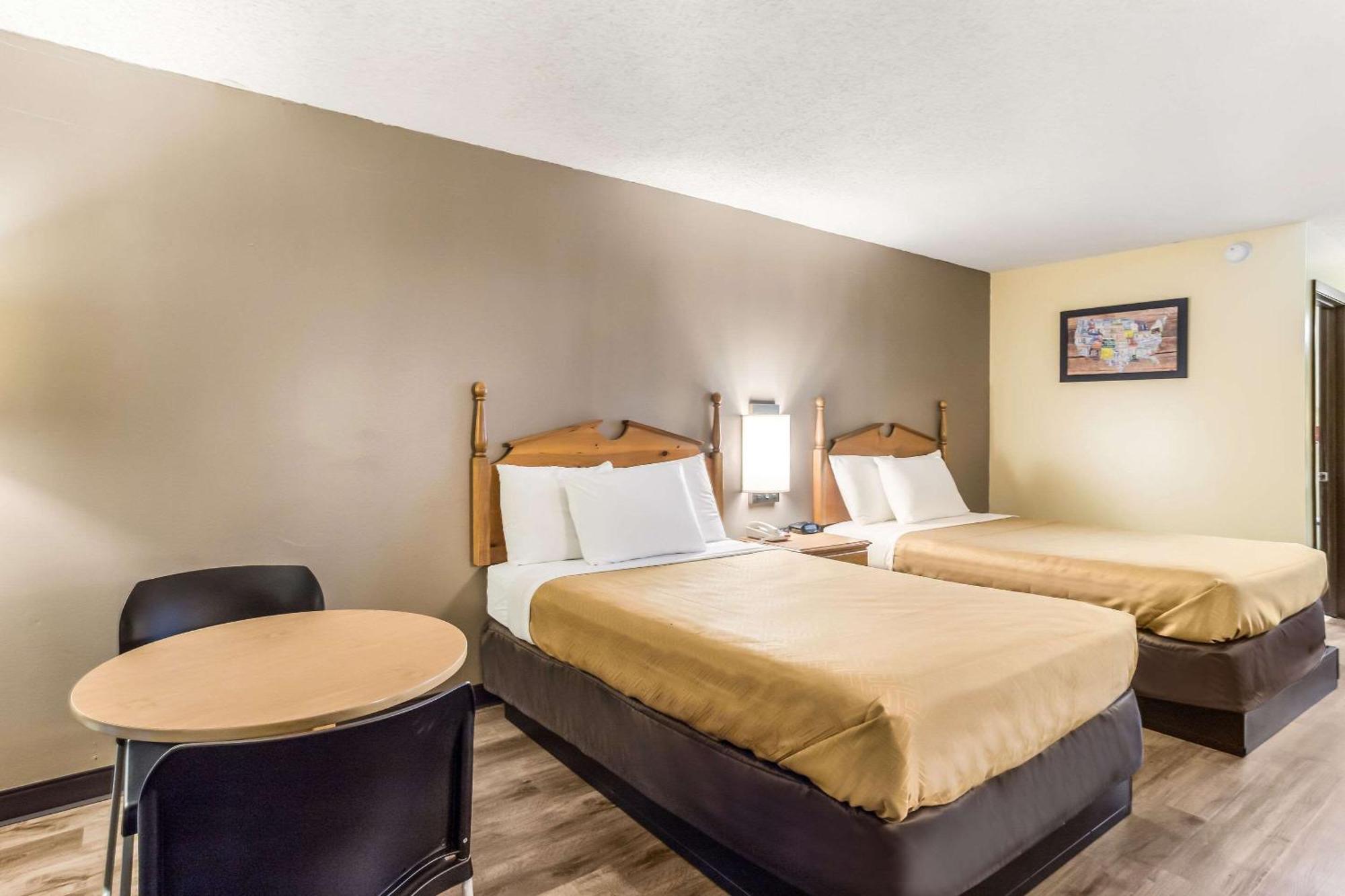 Econo Lodge Клинтън Екстериор снимка