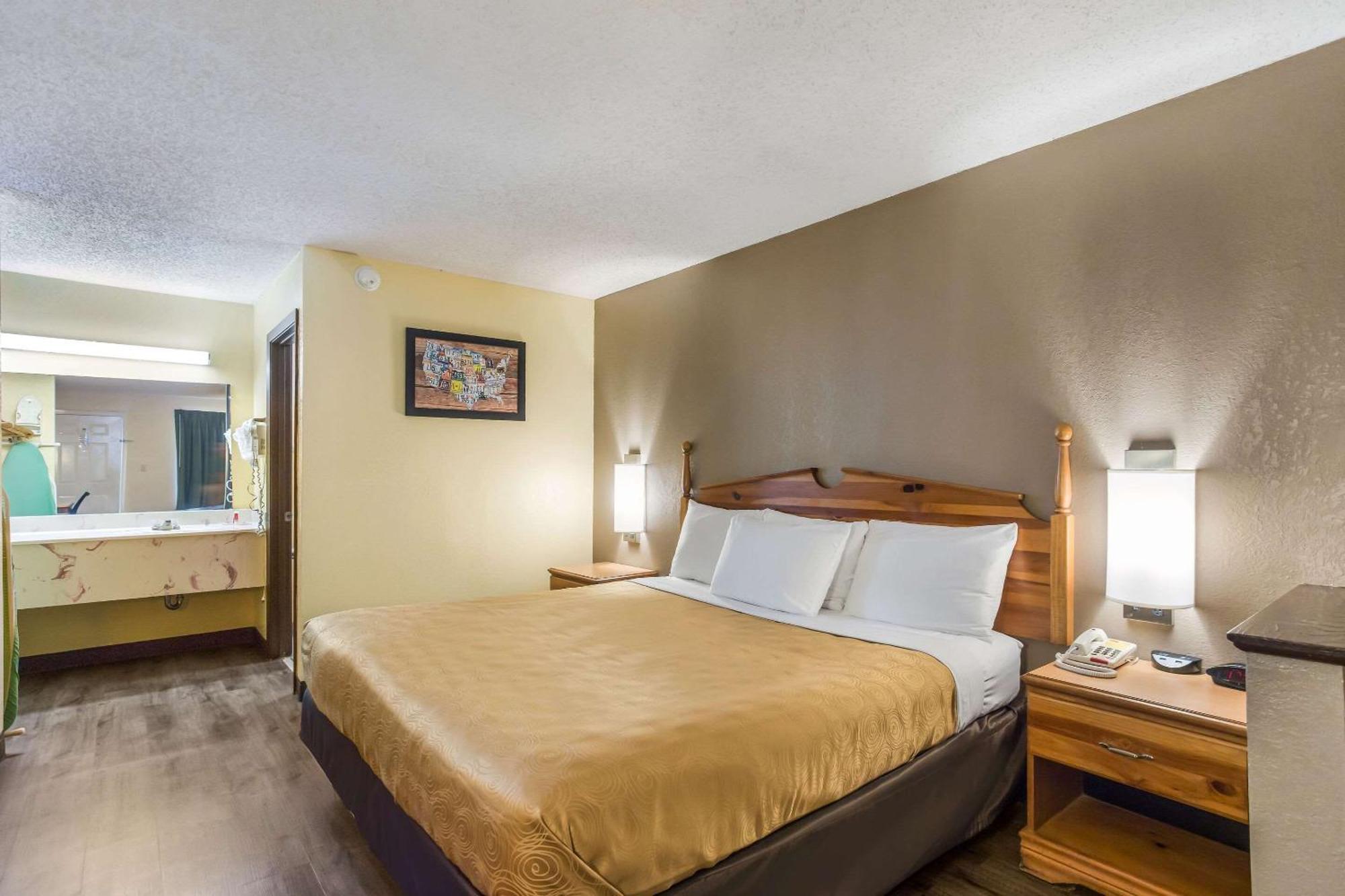 Econo Lodge Клинтън Екстериор снимка